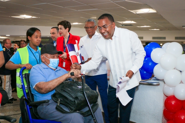 Departamento Aeroportuario da bienvenida a diáspora dominicana  a ritmo de música típica y baile