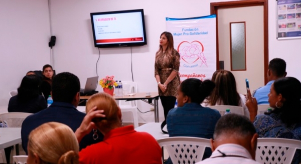 Departamento Aeroportuario y Fundación Mujer Pro-Solidaridad imparten charla a empleados del Aeropuerto Joaquín Balaguer