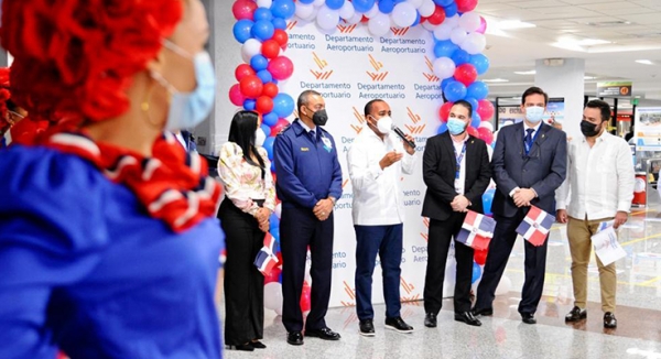 Director Departamento Aeroportuario recibe a dominicanos en el exterior a ritmo de merengue típico y mascarillas