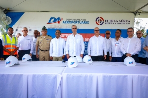 Luis Abinader supervisa avances renovación pista aérea San Isidro