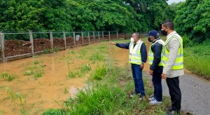 DIRECTOR DEL DEPARTAMENTO AEROPORTUARIO INSPECCIONA DAÑOS DE LA TORMENTA LAURA EN AEROPUERTO LA ISABELA