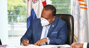 DIRECTOR DEL DEPARTAMENTO AEROPORTUARIO FIRMA DOCUMENTO CON EL QUE RATIFICA COMPROMISO CON ÉTICA Y TRANSPARENCIA