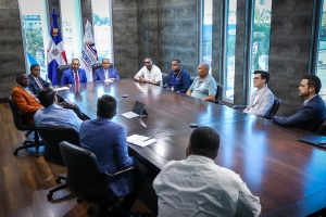 Con mediación del Departamento Aeroportuario, AERODOM y APS logran acuerdo con maleteros que prestan servicios en AILA