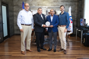 Aeroclub reconoce labor de Víctor Pichardo en favor de aviación general