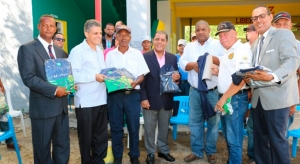 DEPARTAMENTO AEROPORTUARIO ENTREGA UNIFORMES A BOMBEROS DE MONTE CRISTI