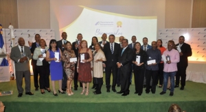 DEPARTAMENTO AEROPORTUARIO RECONOCE CON PREMIO AL MÉRITO A 20 SERVIDORES