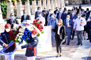 Departamento Aeroportuario deposita ofrenda floral en altar de la patria por 42 aniversario de la institución