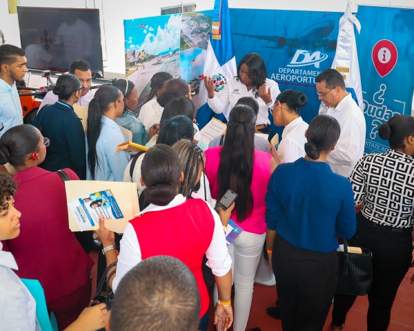Departamento Aeroportuario recibe solicitudes de jóvenes en cuarta feria de empleo del sector aeronáutico