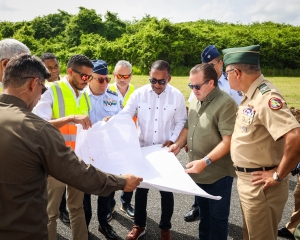Autoridades supervisan trabajos de intervención a pista de aterrizaje de la FARD