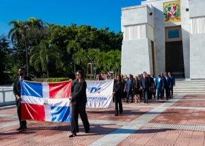 DA celebra eucaristía y deposita ofrenda floral por 47 aniversario de fundación