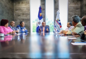 Departamento Aeroportuario explica a autoridades de Pedernales proyecto aeropuerto internacional “Cabo Rojo”